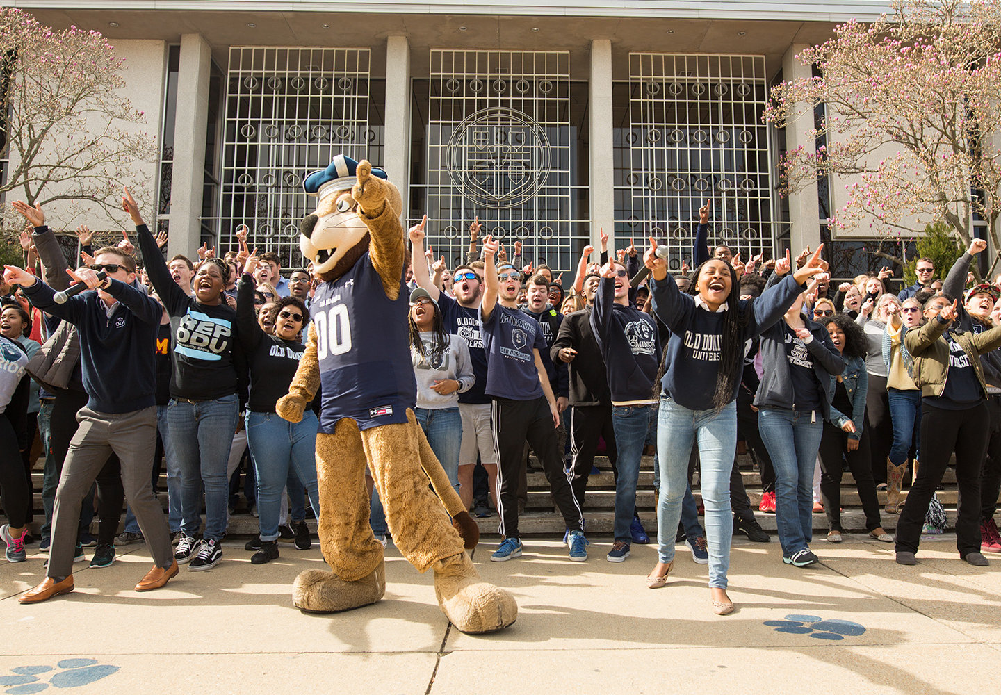 鶹AV students cheering with Big Blue mascot