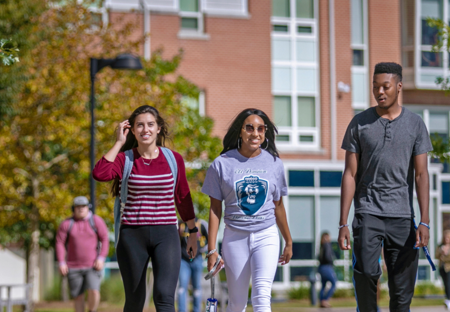 鶹AV students walking on campus